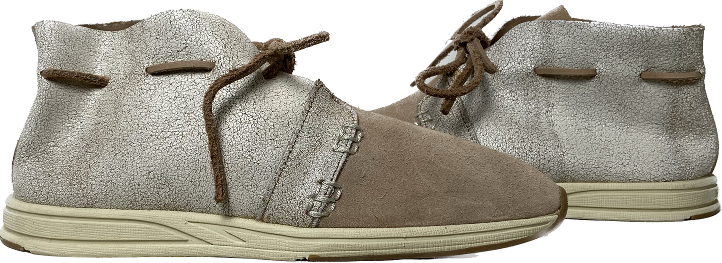 Aerosoles Sing Song Tan Leather Drawstring BootieThese drawstring booties are trending with the two tone leather and crackled detail. 
Wear these for a casual day out and about.