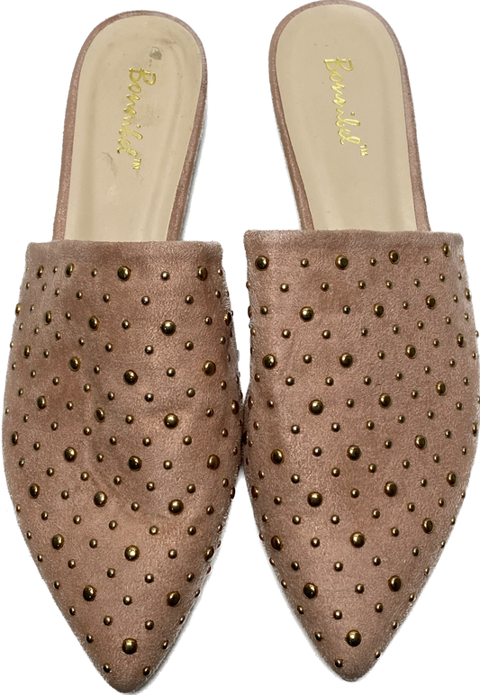 Bonnibel Blush Suede Mules with Rose Color StudsSuch a beautiful shoe! Perfect for that Fall day that is still a bit warm.
Wear this mule as a neutral with any color!