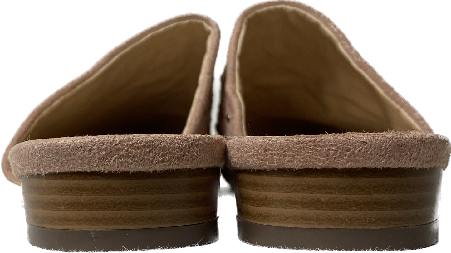 Bonnibel Blush Suede Mules with Rose Color StudsSuch a beautiful shoe! Perfect for that Fall day that is still a bit warm.
Wear this mule as a neutral with any color!