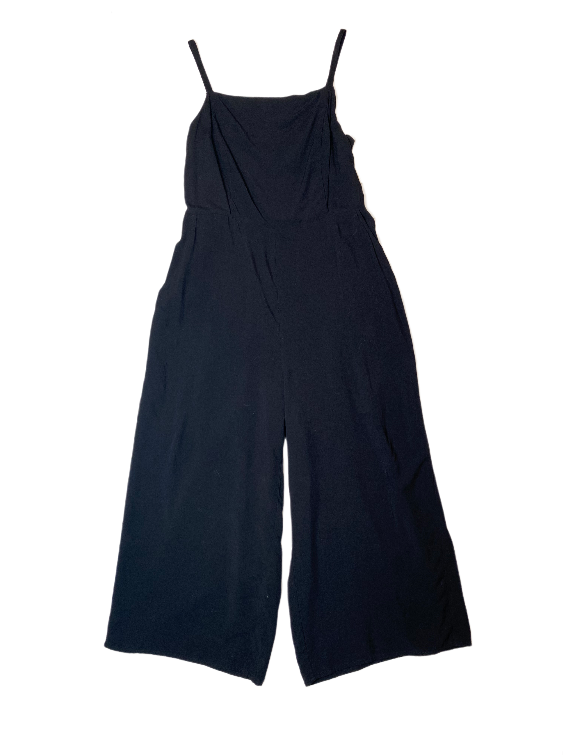 Old Navy Black Romper Such a cute flowy jumper with wide legs, pockets and spaghetti straps. You can easily layer for chillier weather or wear as is with flats or sandals in warmer weathe