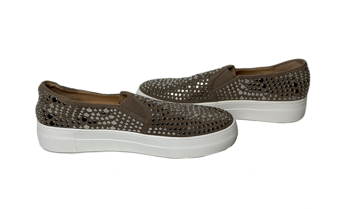 Vince Camuto Silver Studded Beige Leather Slip On Platform SneakersTake your style to the next level with these Vince Camuto studded beige leather slip-on platform sneakers. With a bold approach to design and a daring attitude, thesVince Camuto Silver Studded Beige Leather SlipShoes