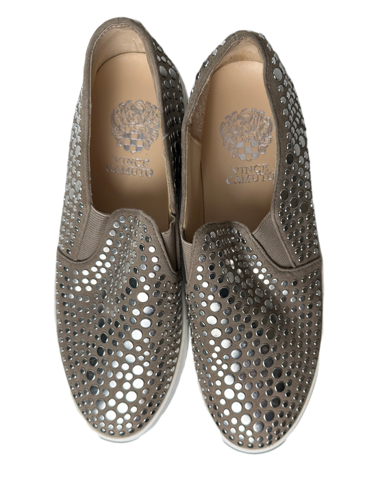 Vince Camuto Silver Studded Beige Leather Slip On Platform SneakersTake your style to the next level with these Vince Camuto studded beige leather slip-on platform sneakers. With a bold approach to design and a daring attitude, thesVince Camuto Silver Studded Beige Leather SlipShoes