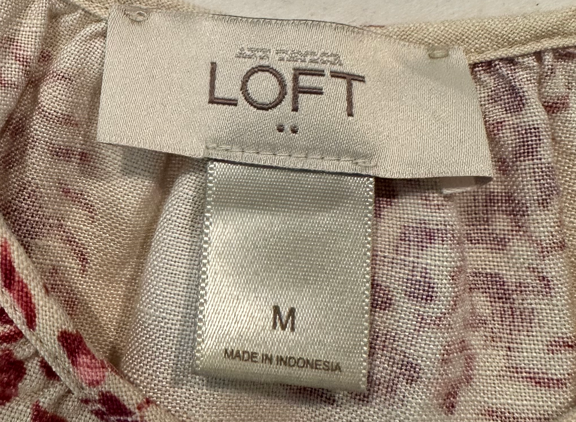 Loft Spaghetti Strap Paisley Print TopStay comfortable and stylish with the Ann Taylor Loft adjustable spaghetti strap paisley print top. This flowy top features an eye-catching paisley print that will mLoft Spaghetti Strap Paisley Print TopWomens Tops