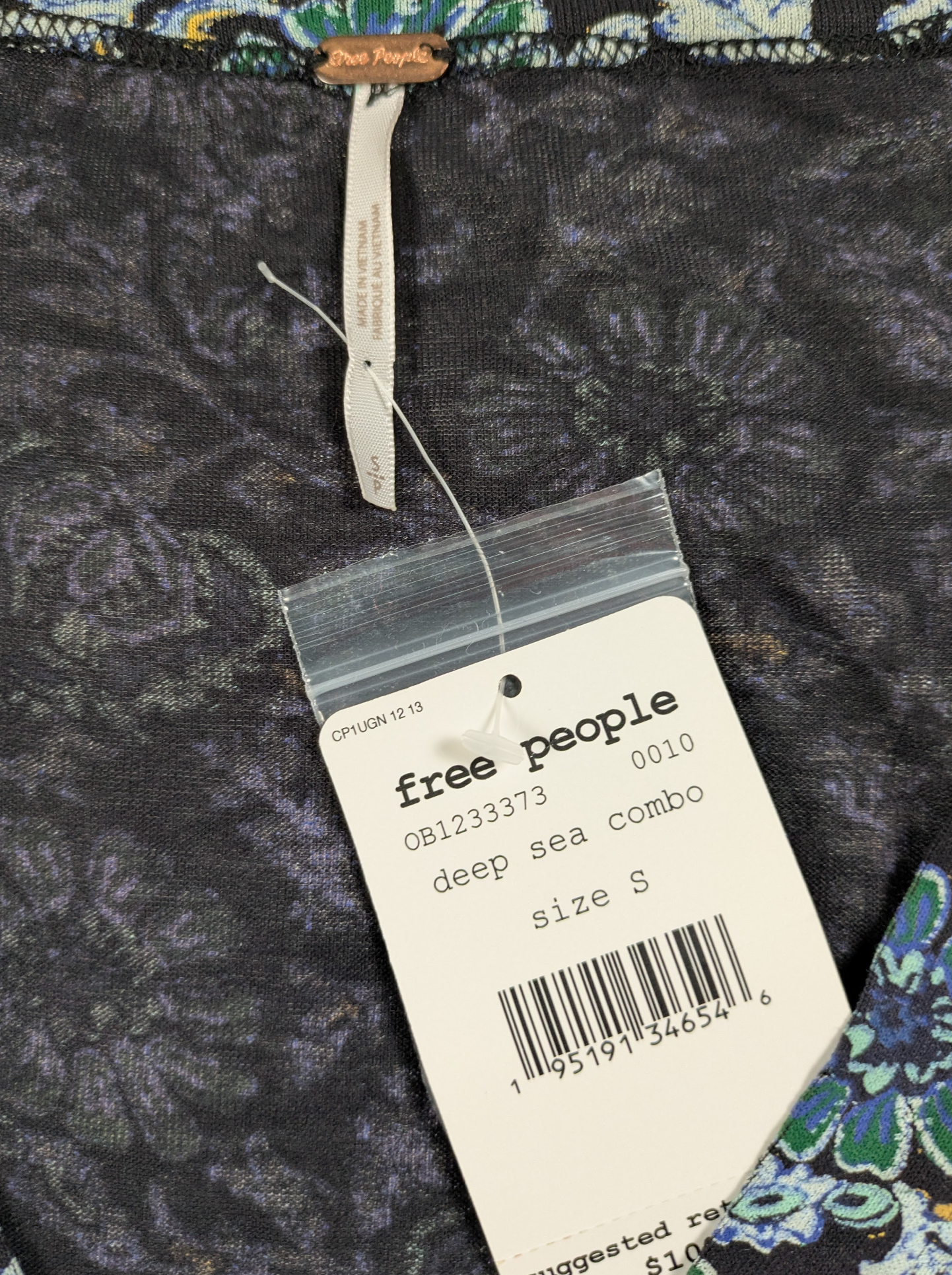 Free People Olivia Print Long Sleeved Tunic Size Small Get ready to rock your style with this Free People Olivia Long Sleeved Tunic! Featuring a unique Deep Sea Comb