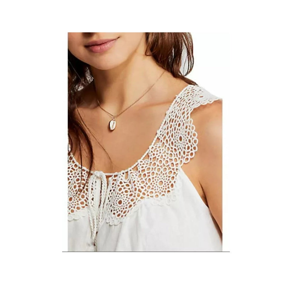 Free People Clover Crochet Sleeveless Camisole Top Size Medium This Sleeveless Camisole by Free People is perfect for warm weather! With its delicate Clover Crochet 