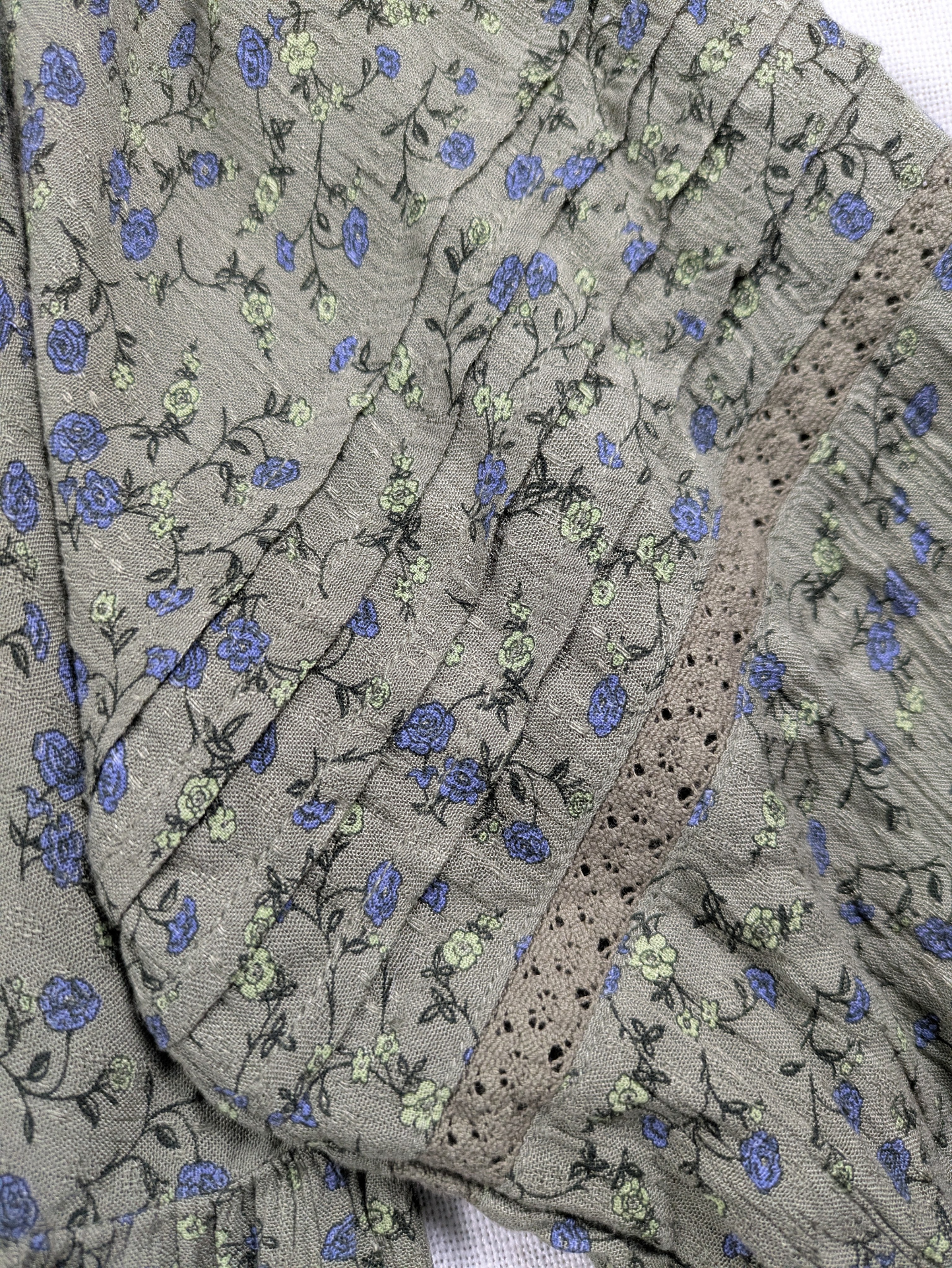 Lucky Brand Floral Popover Boho Blouse Sage Green with Blue Flowers Size Large