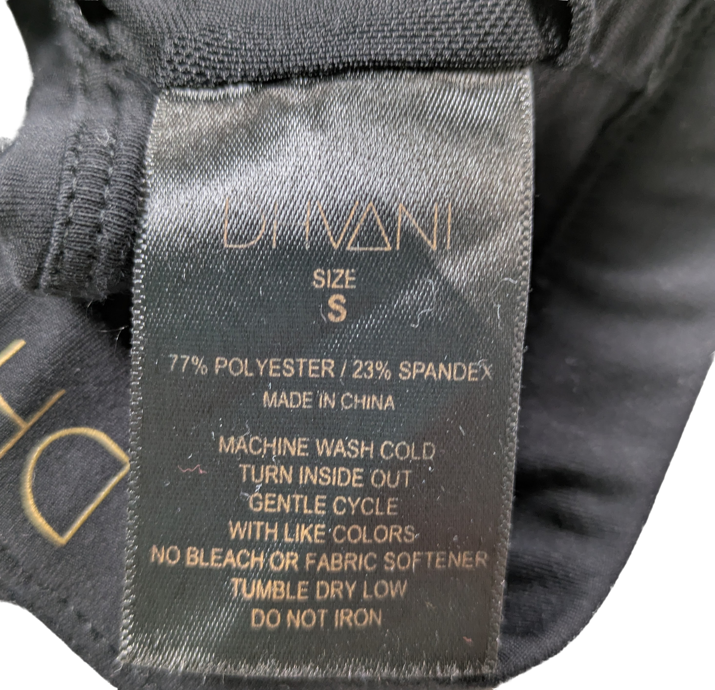 DHVANI Black Criss-Cross Sports Bras Size Small Get ready to slay your workout with DHVANI Black Criss-Cross Sports Bras (Size Small). Featuring criss-cross straps a