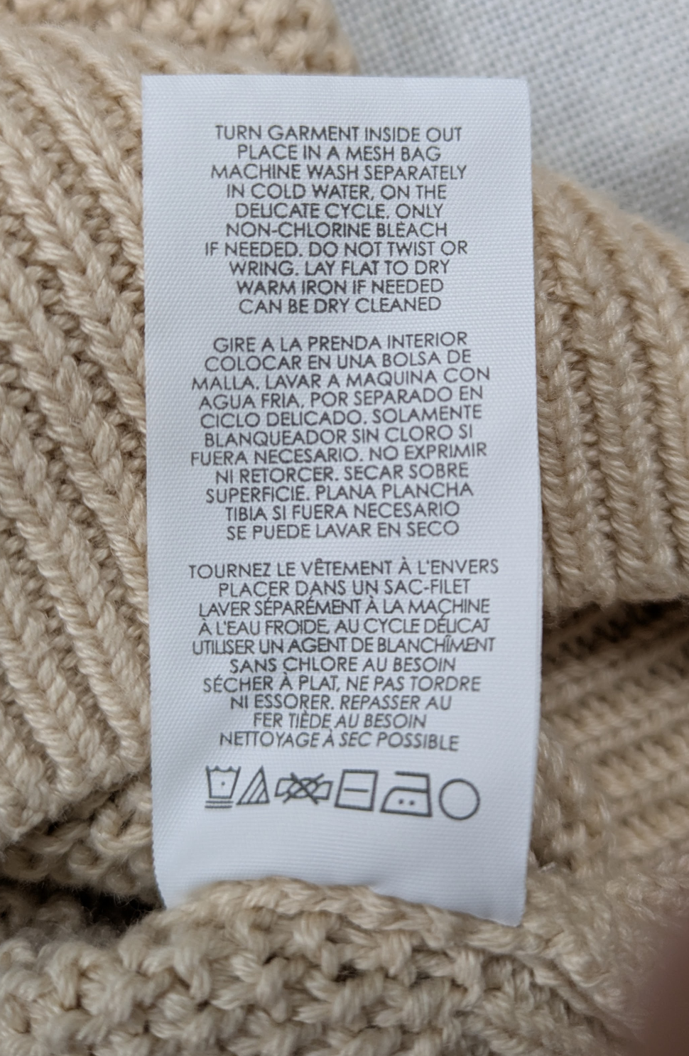 Cabi Long Sleeve Cropped Cable Knit Cream Sweater Size Large Cuddle up in this quirky Cabi cable knit sweater, perfect for chilly days. With its cozy long sleeves, c