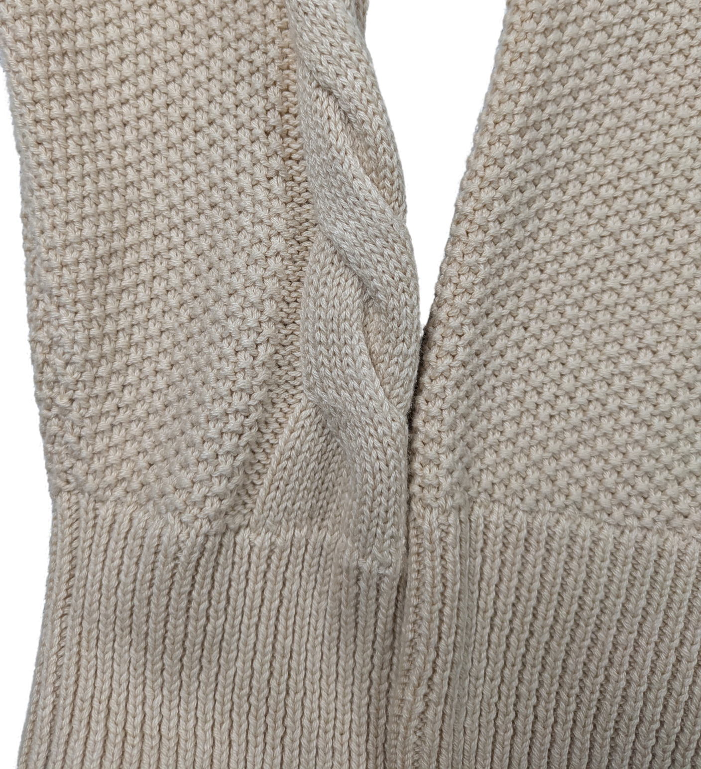 Cabi Long Sleeve Cropped Cable Knit Cream Sweater Size Large Cuddle up in this quirky Cabi cable knit sweater, perfect for chilly days. With its cozy long sleeves, c