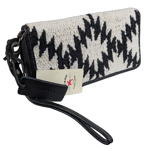 Idyllwind Caraway Wallet Black & White Southwestern Print Woven Wristl Discover this charming Idyllwind Caraway wallet, a perfect blend of style and practicality! Th