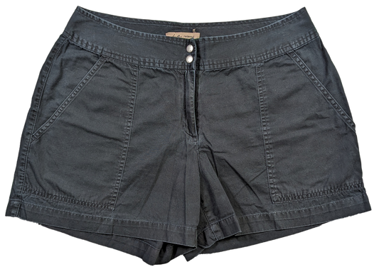 i.e. Relaxed Black shorts Size 10P Get ready to rock these Relaxed Black shorts in size 10P! Made with 100% cotton, these shorts offer a comfortable and stylish fit 