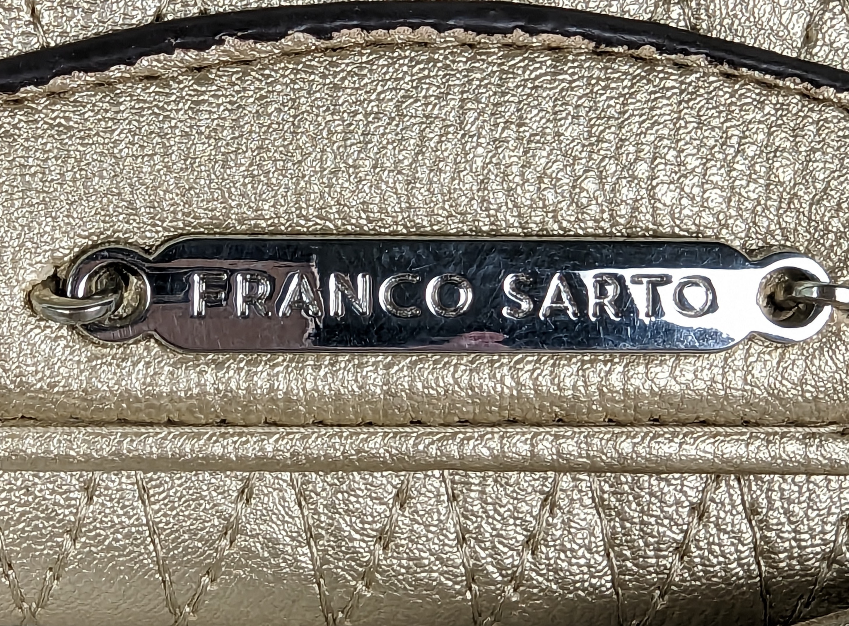 Franco SartoGood looking bag for everyday use, or for a special event!
Measurements:  L - 8 1/2"  W - 1"  H - 5 1/2"  Strap - 48"HandbagFranco Sarto Light Gold CrossbodyFranco Sarto Light Gold Crossbody