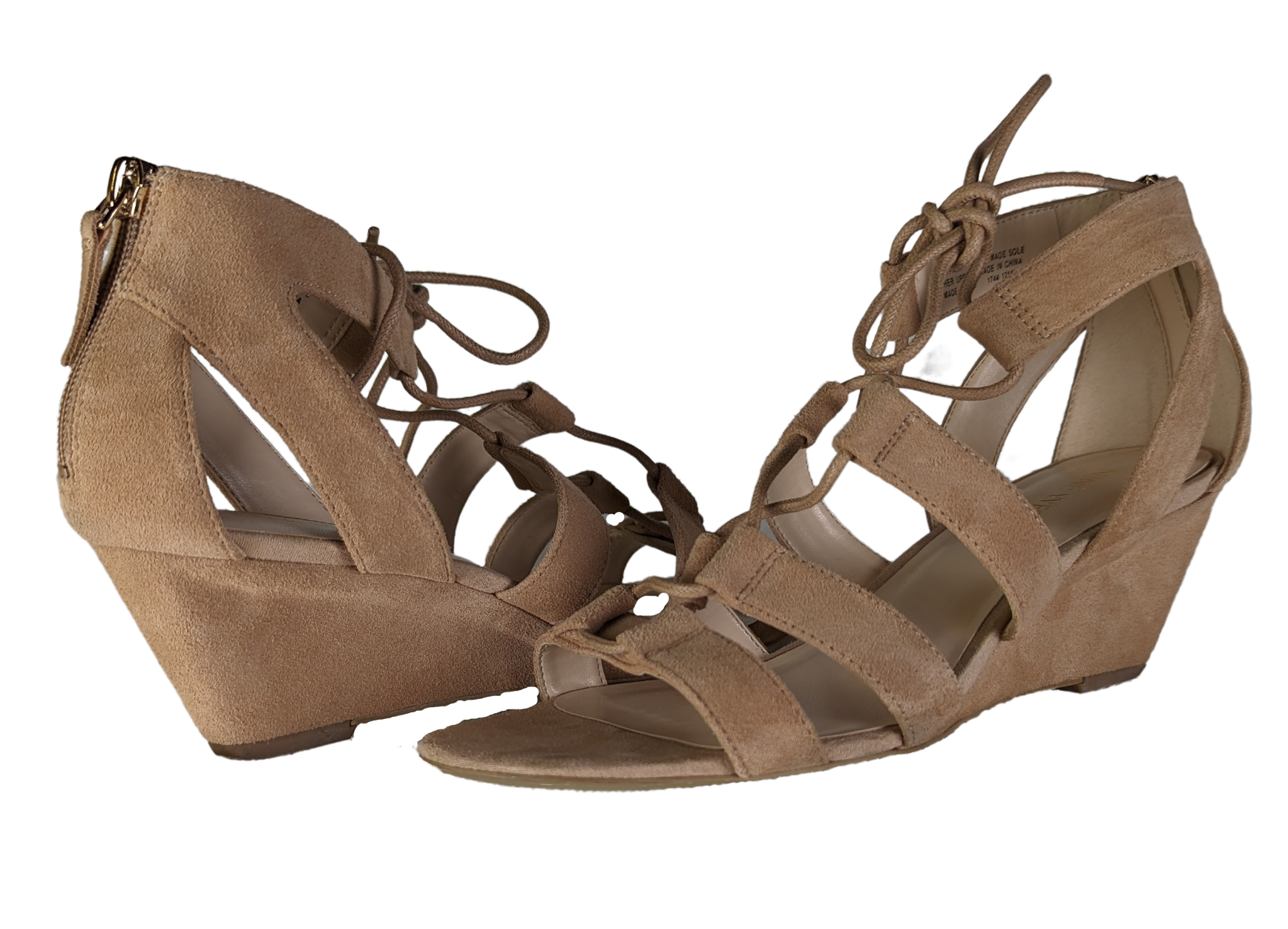 Nine West Tan Suede Wedge Gladiator Sandals Size 8 Step up your sandal game with these Nine West Tan Suede Wedge Gladiator sandals in size 8! The gladiator style add