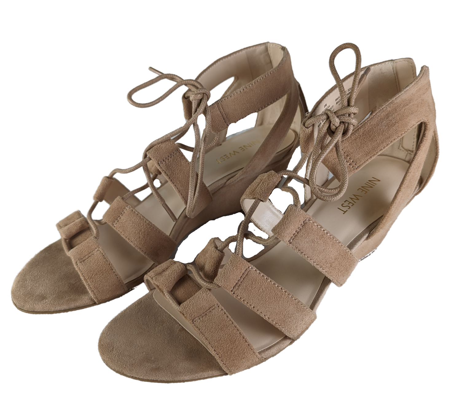 Nine West Tan Suede Wedge Gladiator Sandals Size 8 Step up your sandal game with these Nine West Tan Suede Wedge Gladiator sandals in size 8! The gladiator style add