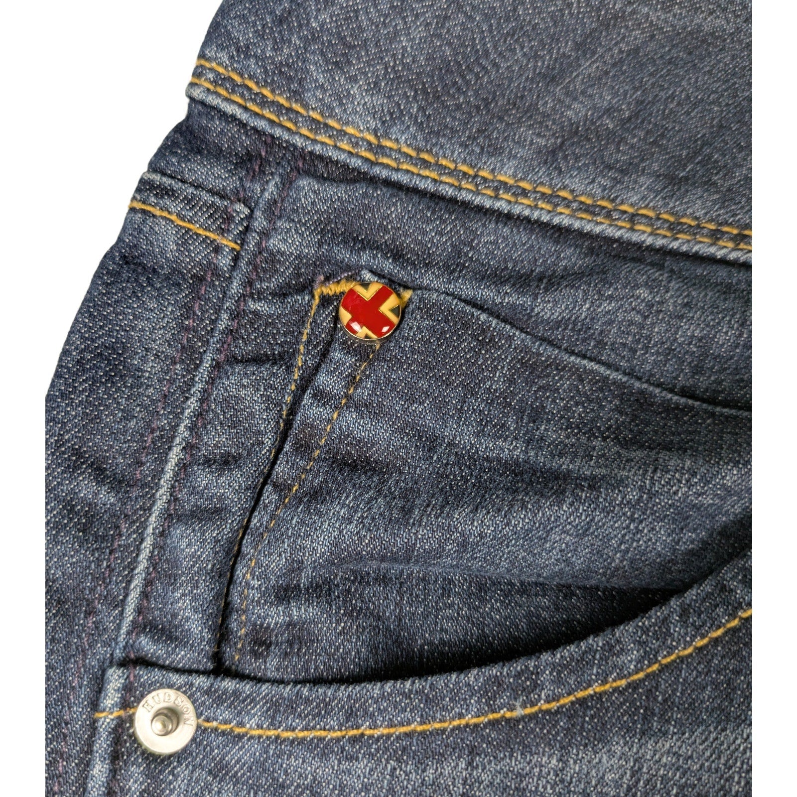 Hudson Jeans Collin Flap Skinny Crop Dark Size 31 Add a touch of edgy style to your wardrobe with these Hudson Collin Flap Pocket Skinny Crop Jeans! These jeans are 