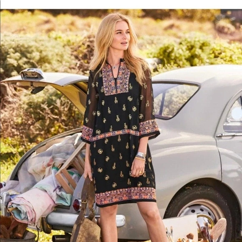 Beautiful Sundance To The Winds dress in excellent condition! This women's Sundance midi dress features a stunning black floral pattern, perfect for a boho-chic look