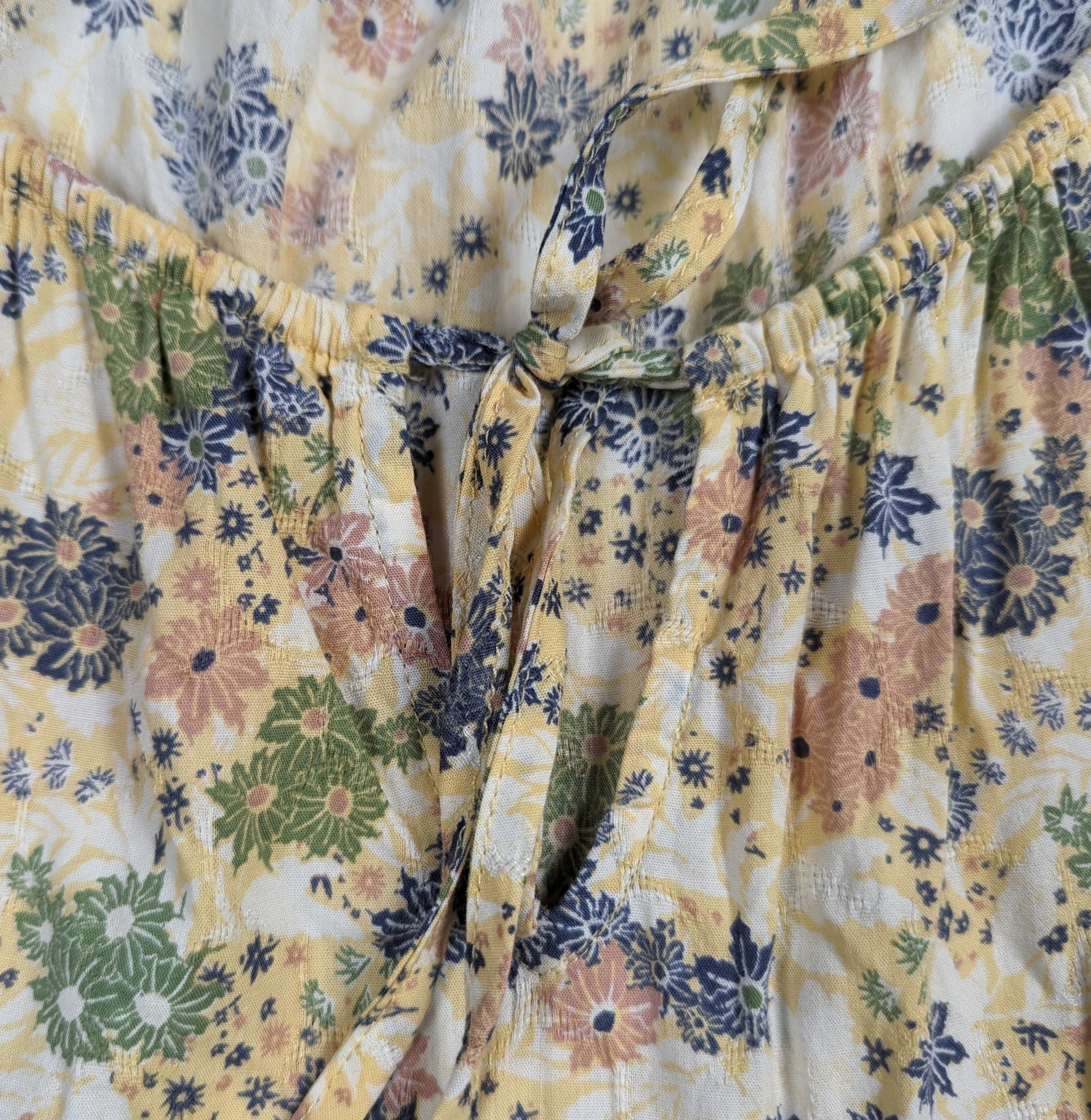 Universal Thread Floral Print Sun Dress Size Medium This Universal Thread sun dress will have you feeling like a blooming flower! With puff sleeves, side pockets and