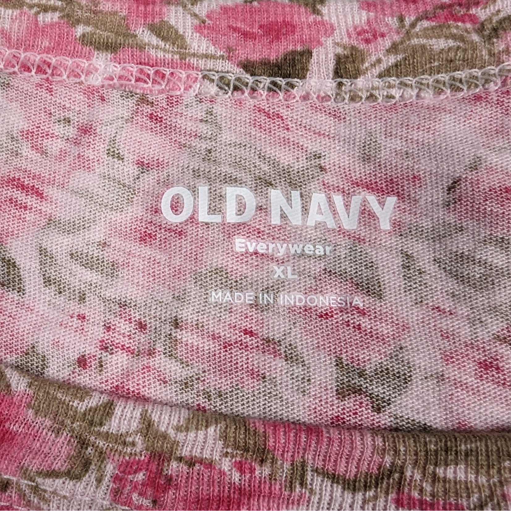 Old Navy Pink Floral T shirt Size XL Make a statement with this playful Old Navy T-shirt! Featuring a vibrant pink floral design, this cotton shirt is both stylish a