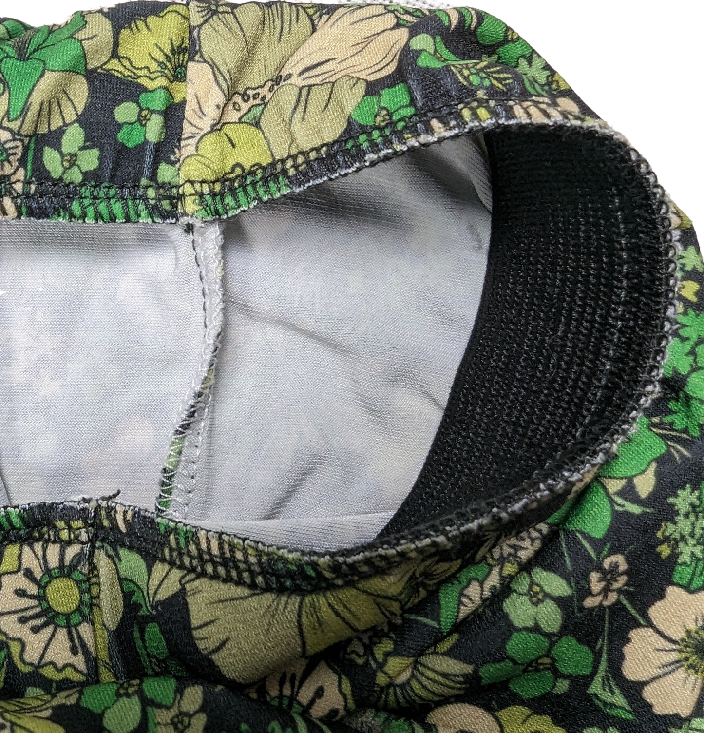 Zara Green Floral Print Flowy Flare Pants Size Large Get ready to make a statement with Zara's Green Floral Print Flare Leggings! These playful, size Large leggings 