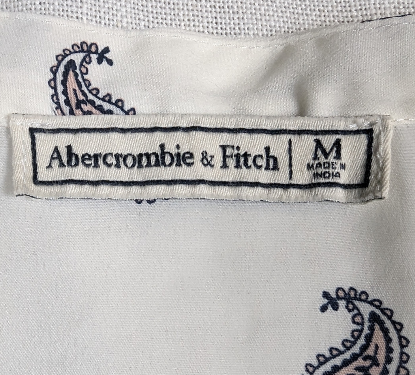 Abercrombie & Fitch Paisley Print Tie Neck Blouse Size Medium Unleash your inner fashionista with this playful Abercrombie &amp; Fitch top. The white paisley print a