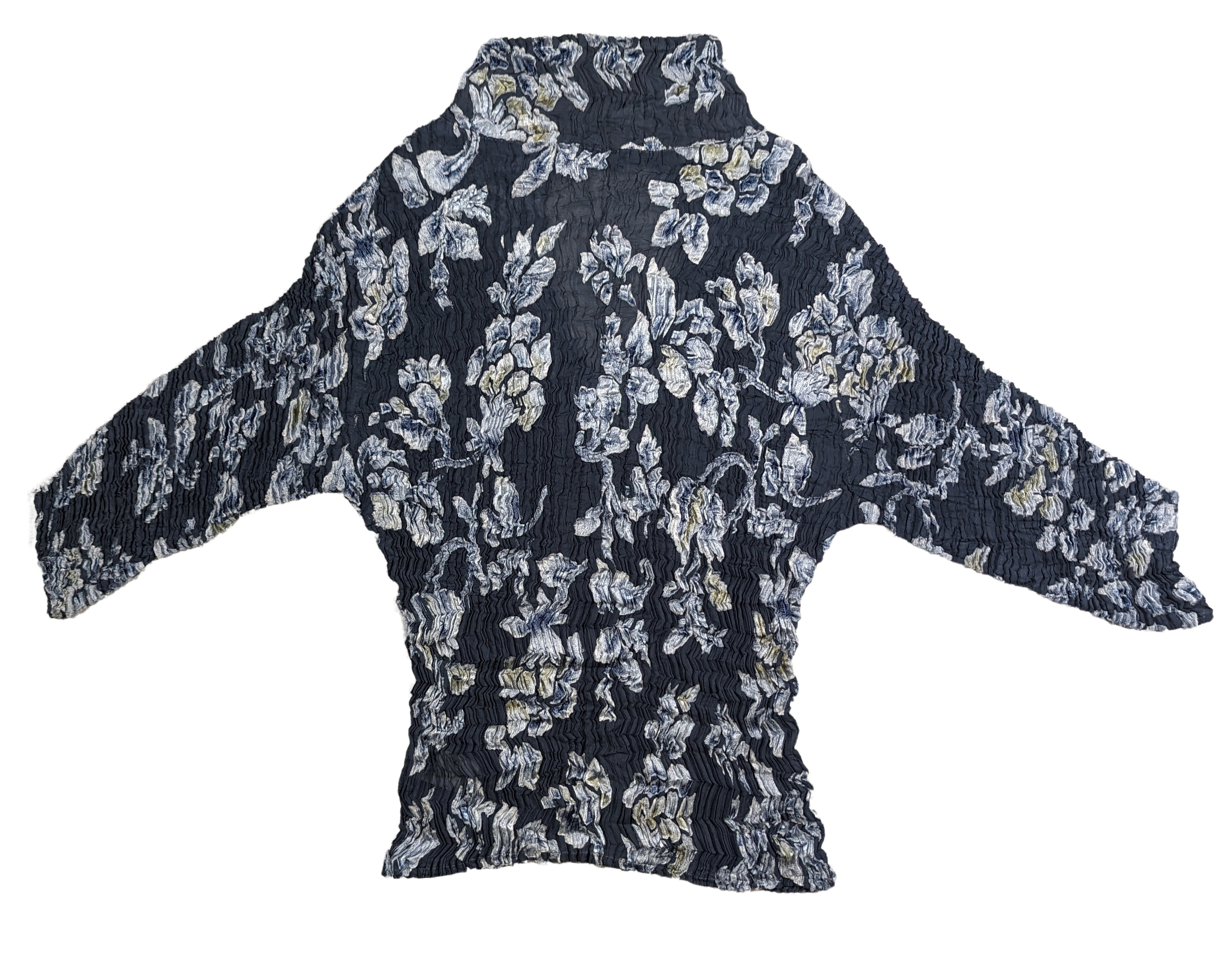 Komarov Crinkle Gray Floral V neck Three Quarter Sleeve Top Size Small This Komarov Crinkle Top in Gray Floral is the perfect playful piece for any occasion. Its uni