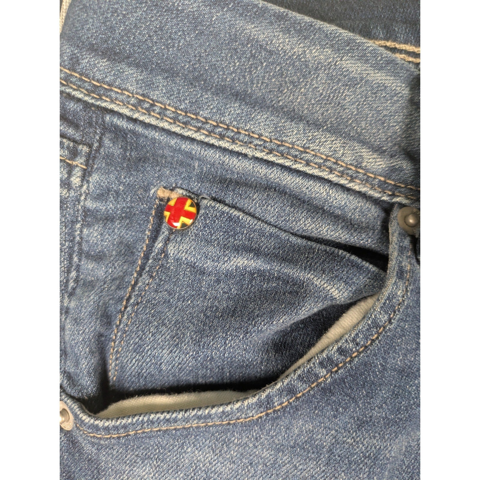 Hudson Colin Skinny Crop Ankle Mid Rise Jeans Flap Pocket NWOT Size 27Elevate your denim collection with these fantastic Hudson Colin Skinny Crop Ankle Mid Rise Jean