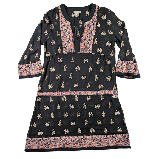 Beautiful Sundance To The Winds dress in excellent condition! This women's Sundance midi dress features a stunning black floral pattern, perfect for a boho-chic look