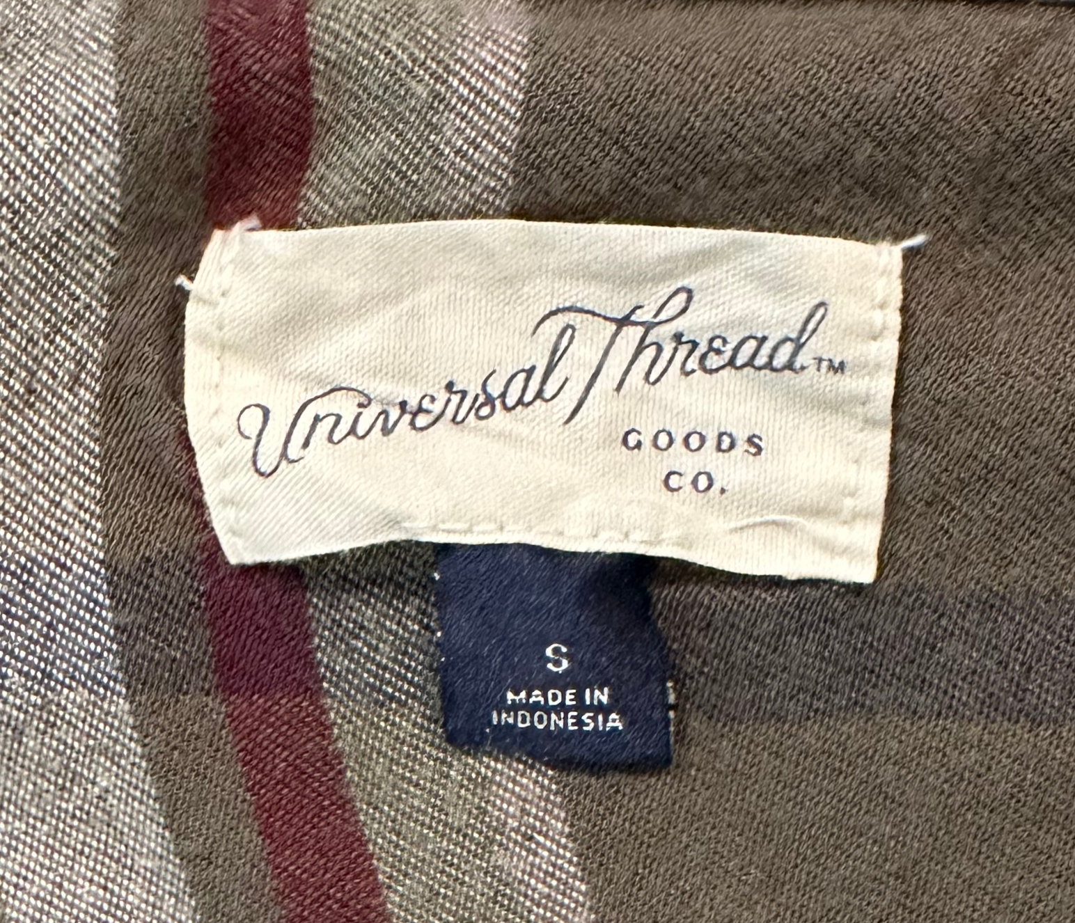 Universal ThreadsStay cozy in this Universal Threads olive green plaid henley flannel! Snuggle up in its ultra-soft fabric and long sleeves, perfect for when the temps take a dip. ItShirtUniversal Threads Olive Green Plaid Henley FlannelUniversal Threads Olive Green Plaid Henley Flannel