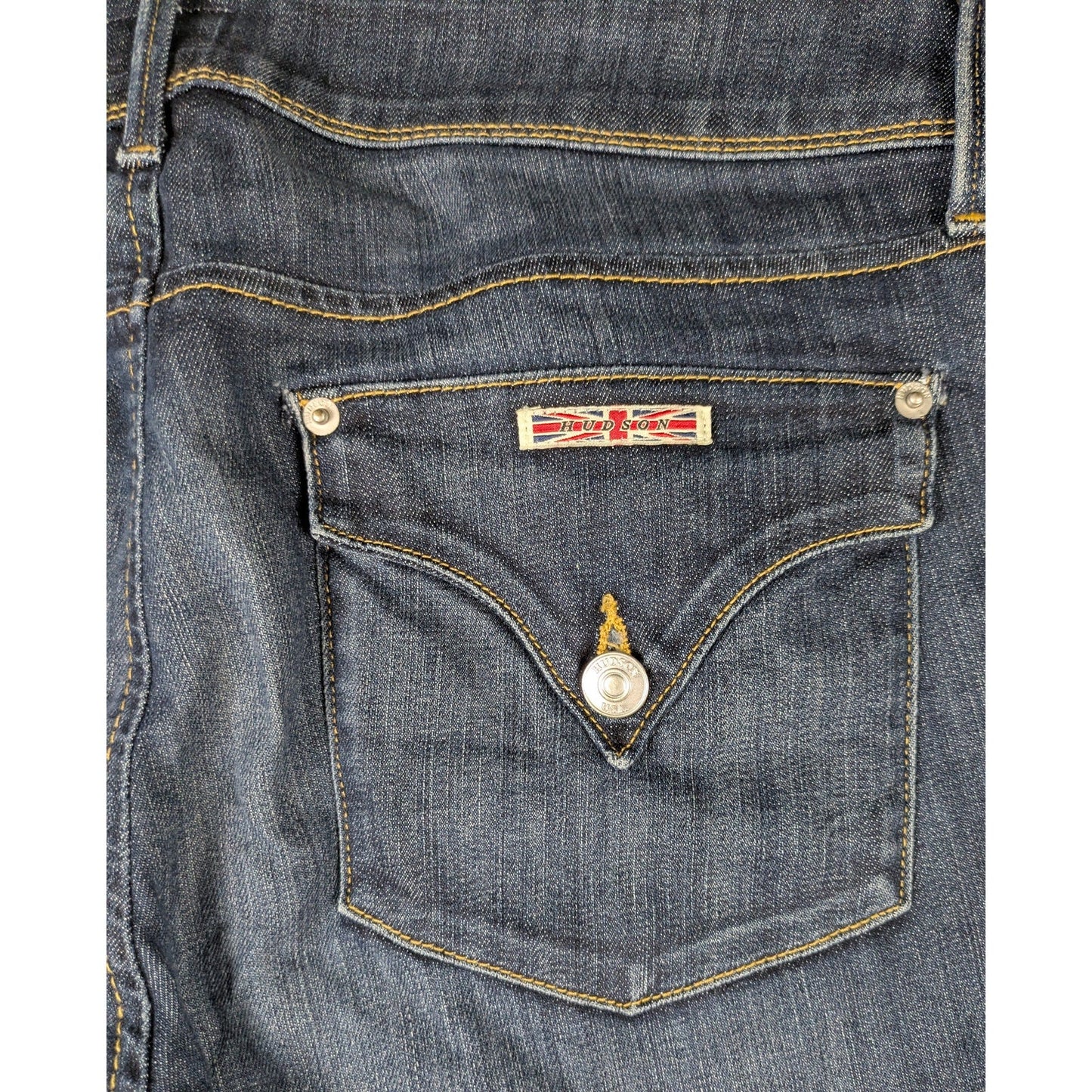 Hudson Jeans Collin Flap Skinny Crop Dark Size 31 Add a touch of edgy style to your wardrobe with these Hudson Collin Flap Pocket Skinny Crop Jeans! These jeans are 