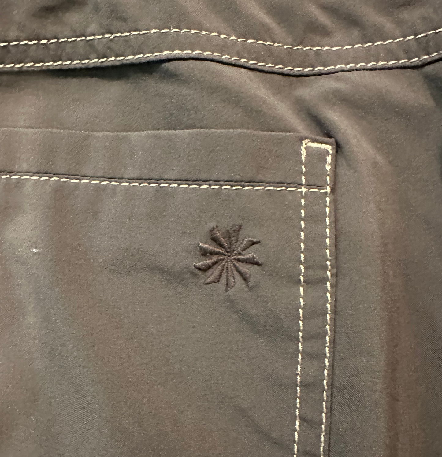 Athleta Gray Dipper Capris Cropped Pants Cargo #841284 Size 8 Get ready to conquer the day in these light weight gray Dipper Capris from Athleta! With multi pockets,