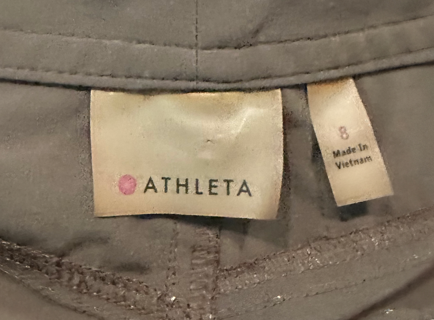 Athleta Gray Dipper Capris Cropped Pants Cargo #841284 Size 8 Get ready to conquer the day in these light weight gray Dipper Capris from Athleta! With multi pockets,