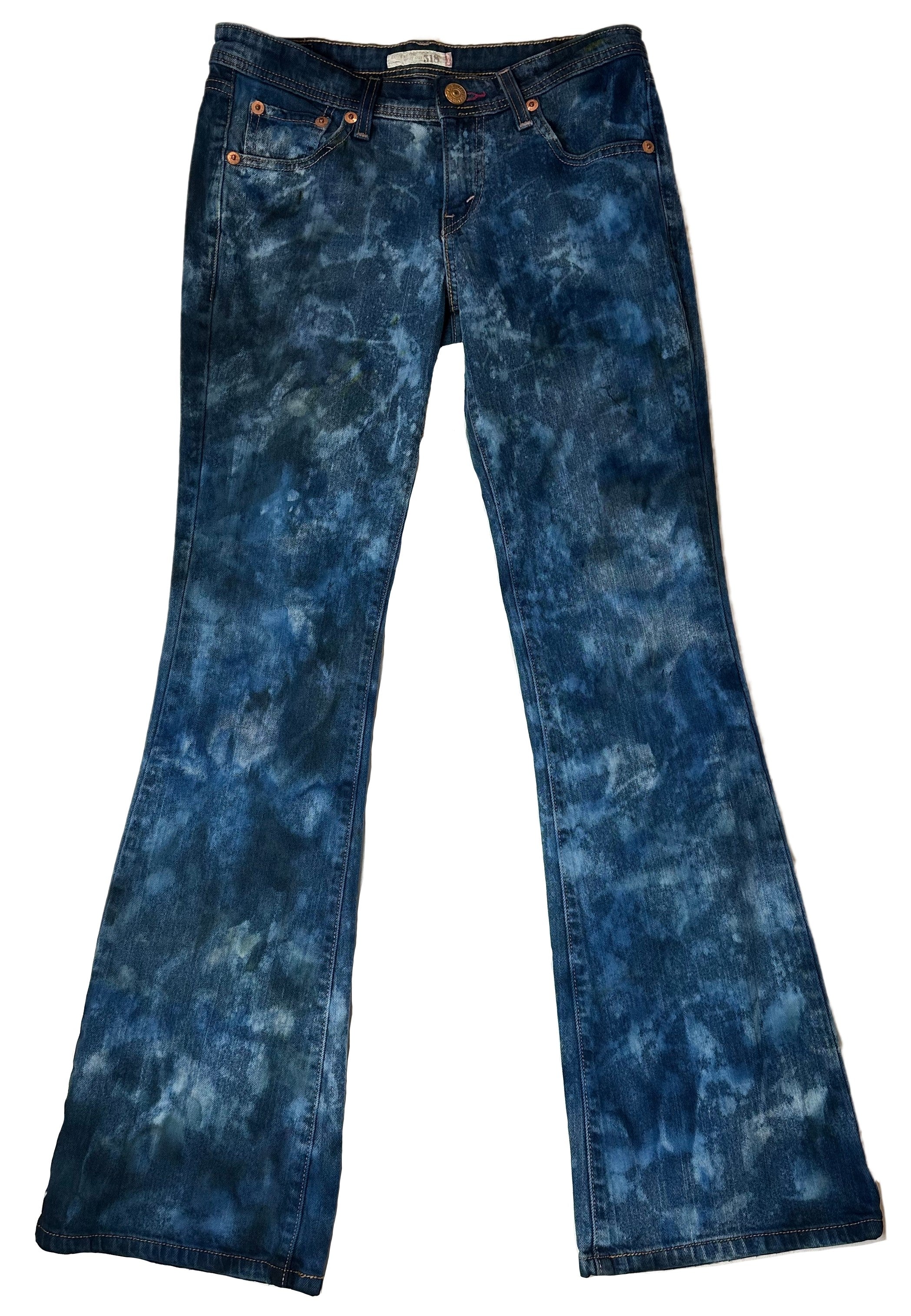 REFRESHED - Levi's 518 Super Low Boot Cut Hand Dyed Blue Denim Jeans SREFRESHED - Levi's 518 Super Low Boot Cut Hand Dyed Blue Denim Jeans Size 7L
Expertly hand-dyed and cut for a flattering and on-trend fit, the REFRESHED Levi's 518 S