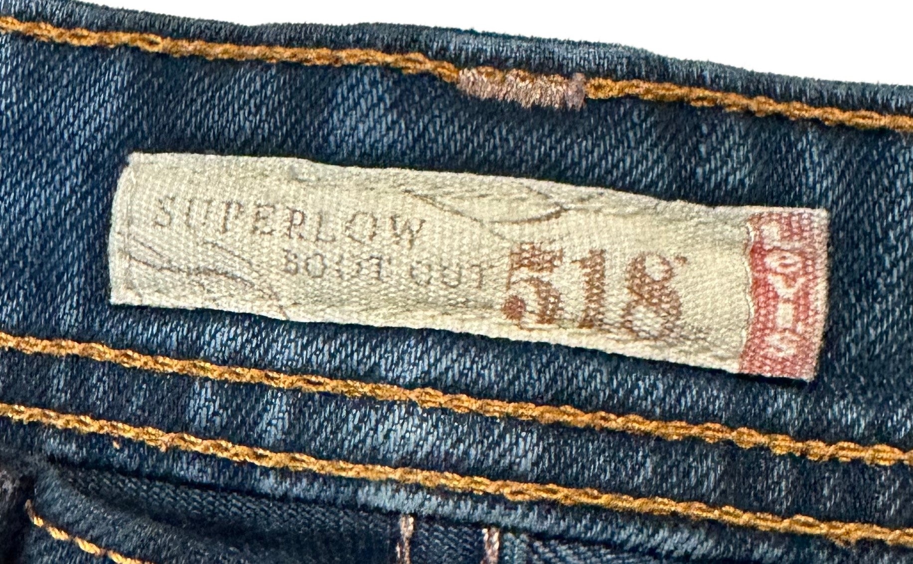 REFRESHED - Levi's 518 Super Low Boot Cut Hand Dyed Blue Denim Jeans SREFRESHED - Levi's 518 Super Low Boot Cut Hand Dyed Blue Denim Jeans Size 7L
Expertly hand-dyed and cut for a flattering and on-trend fit, the REFRESHED Levi's 518 S