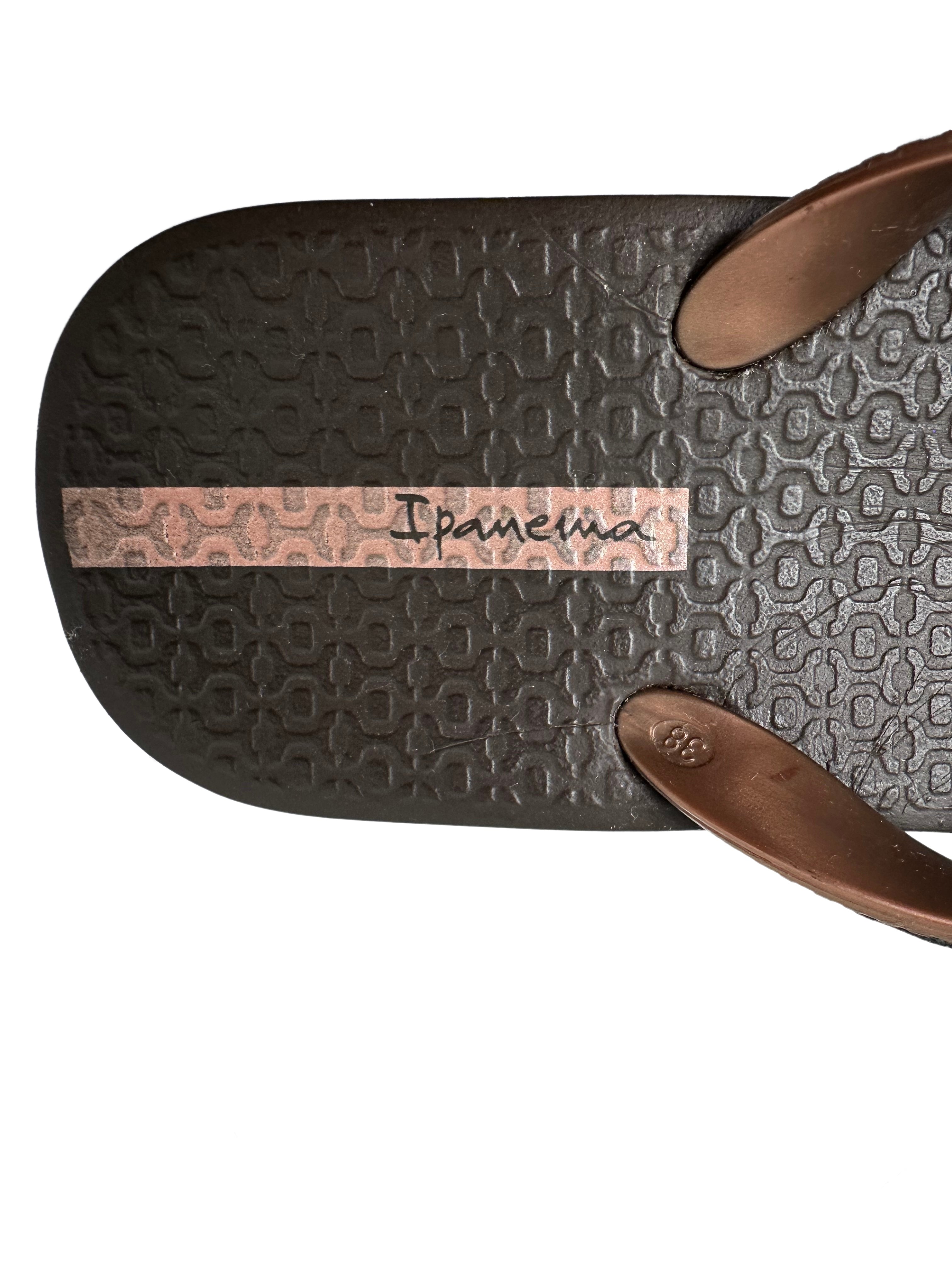 Ipanema Platform Brown Flip Flop Sandals size 9 Step up your style game with these Ipanema Platform Brown Flip Flop Sandals in size 9. Featuring a detailed strap and