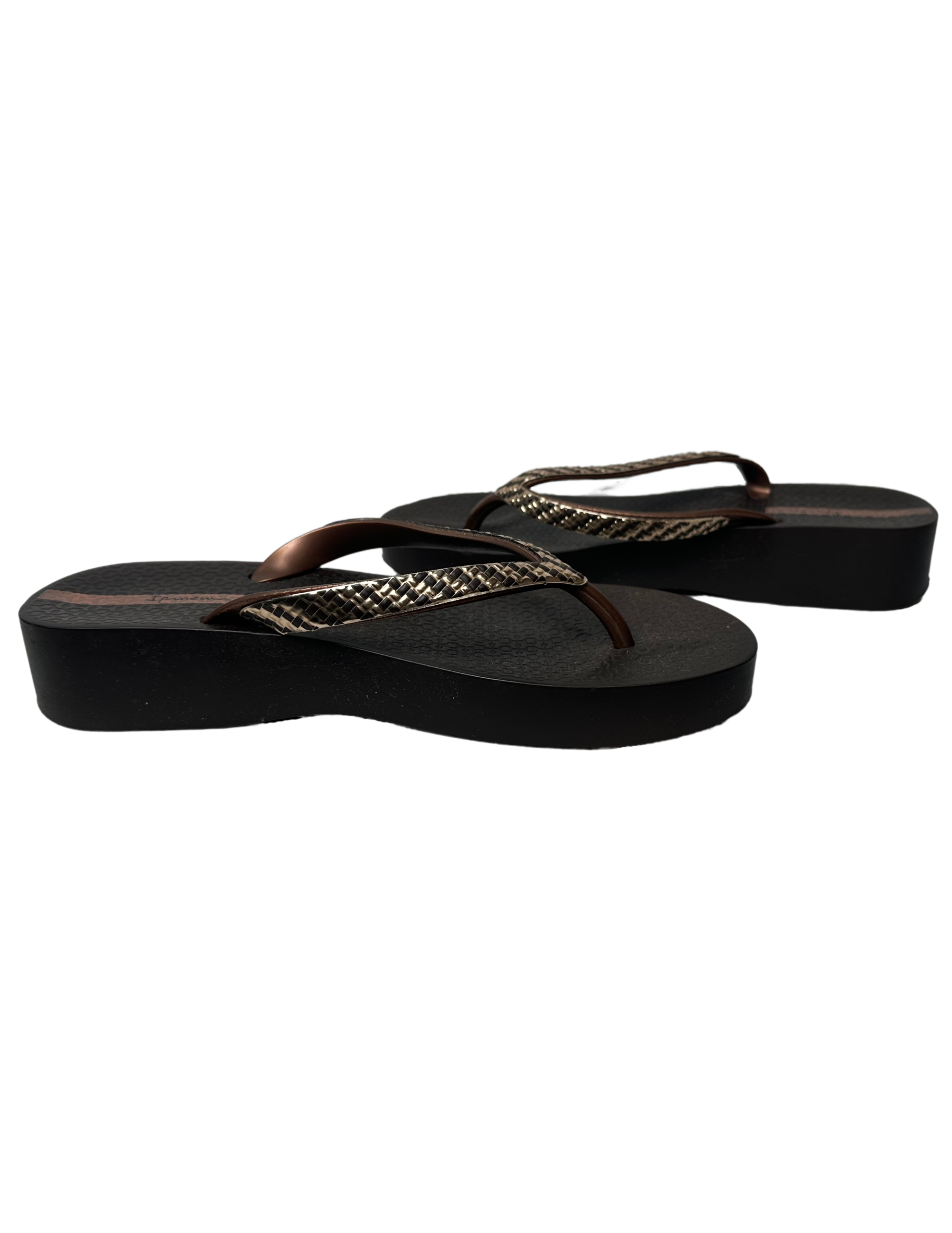 Ipanema Platform Brown Flip Flop Sandals size 9 Step up your style game with these Ipanema Platform Brown Flip Flop Sandals in size 9. Featuring a detailed strap and