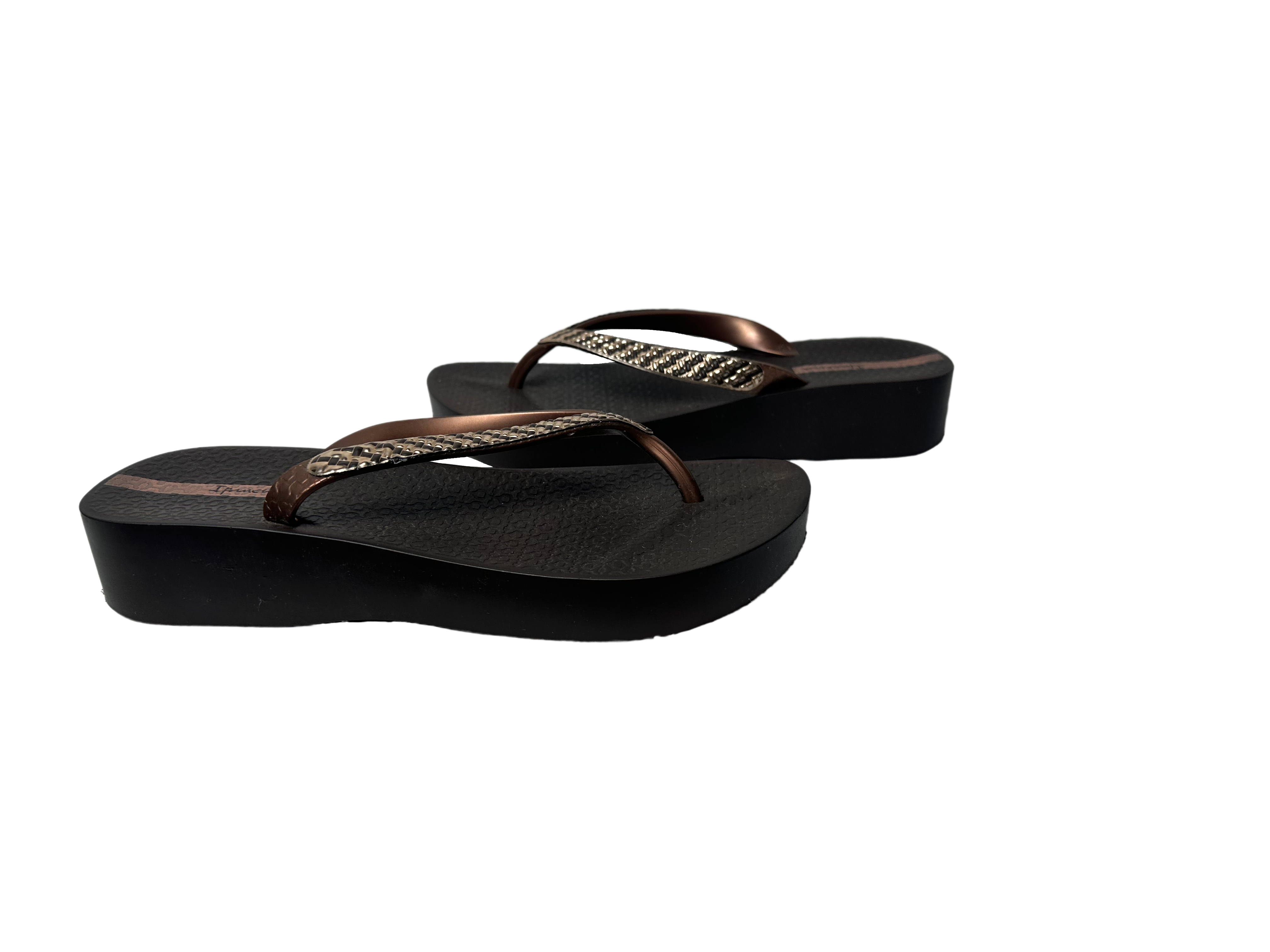 Ipanema Platform Brown Flip Flop Sandals size 9 Step up your style game with these Ipanema Platform Brown Flip Flop Sandals in size 9. Featuring a detailed strap and