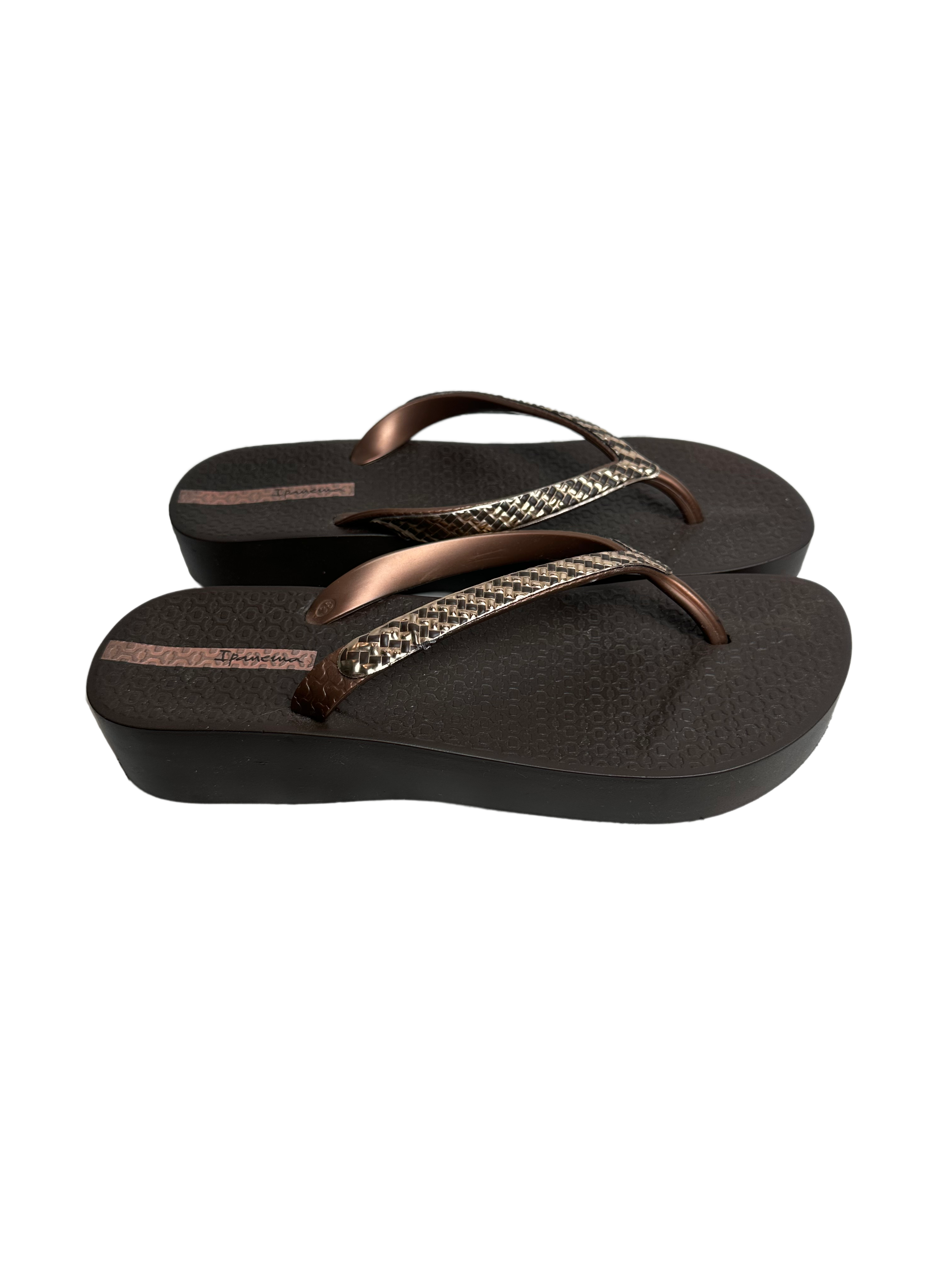 Ipanema Platform Brown Flip Flop Sandals size 9 Step up your style game with these Ipanema Platform Brown Flip Flop Sandals in size 9. Featuring a detailed strap and