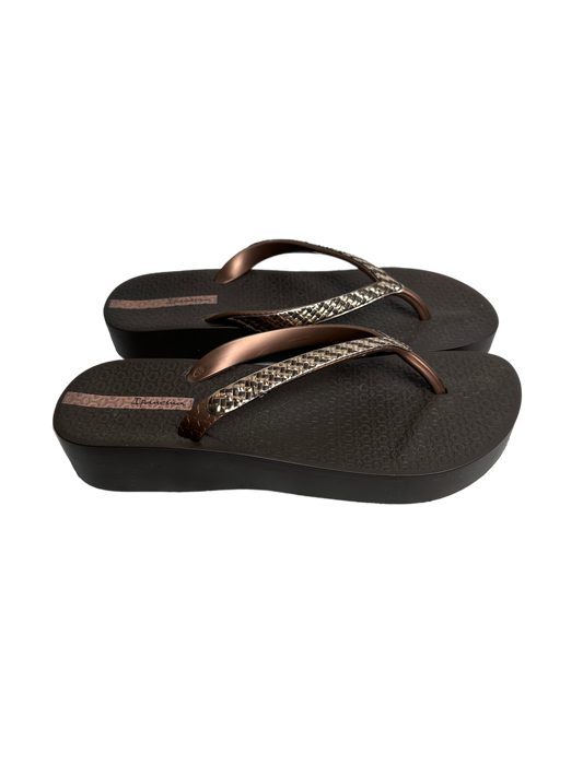 Ipanema Platform Brown Flip Flop Sandals size 9 Step up your style game with these Ipanema Platform Brown Flip Flop Sandals in size 9. Featuring a detailed strap and