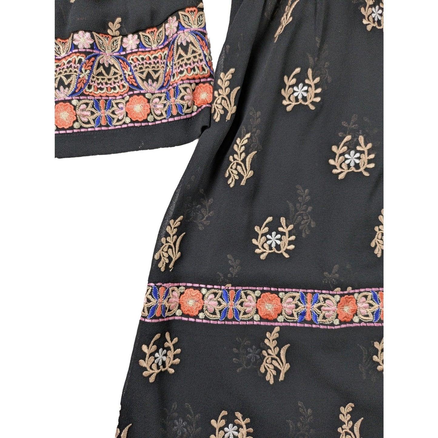 Beautiful Sundance To The Winds dress in excellent condition! This women's Sundance midi dress features a stunning black floral pattern, perfect for a boho-chic look