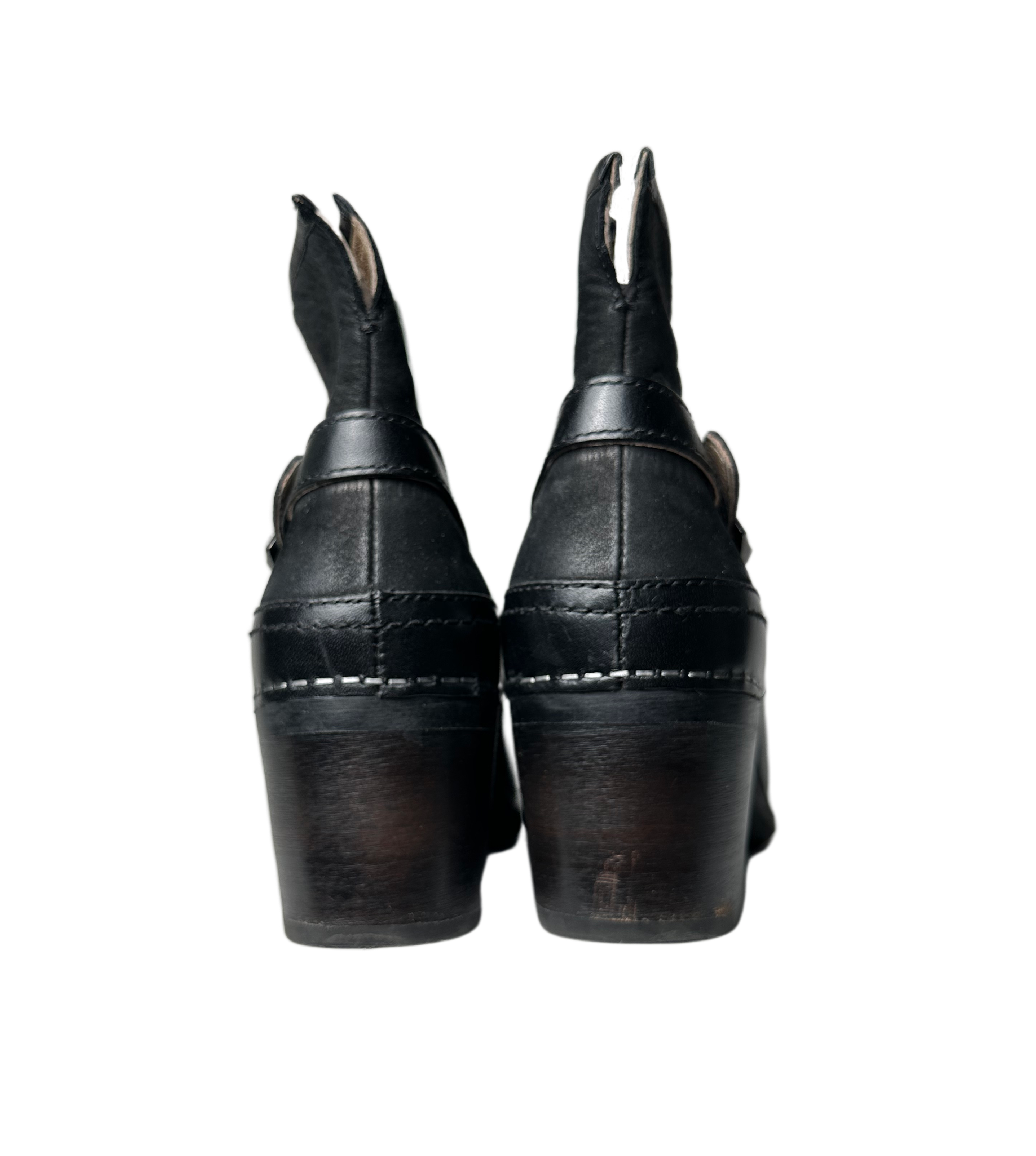 DanskoThese Dansko ankle boots are a classic addition to any wardrobe. Crafted with premium leather, these boots feature a buckle detail, a chunky heel, and a convenient sShoesDansko Black Leather Ankle Boots with BuckleDansko Black Leather Ankle Boots