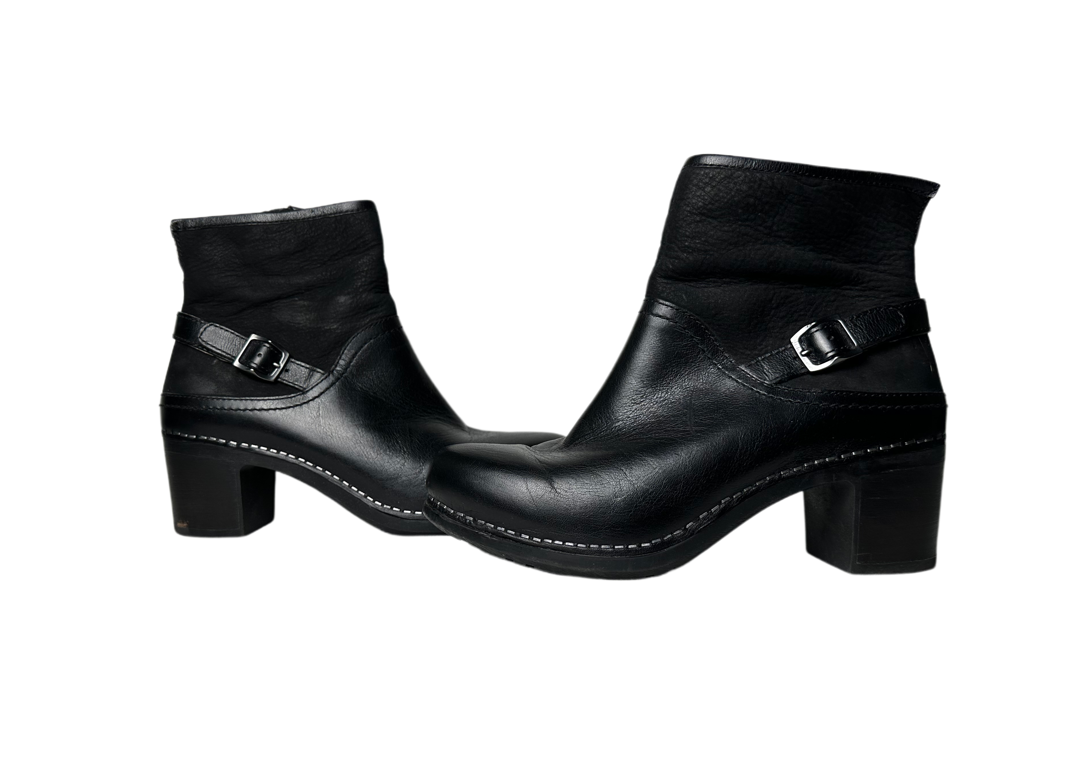 DanskoThese Dansko ankle boots are a classic addition to any wardrobe. Crafted with premium leather, these boots feature a buckle detail, a chunky heel, and a convenient sShoesDansko Black Leather Ankle Boots with BuckleDansko Black Leather Ankle Boots