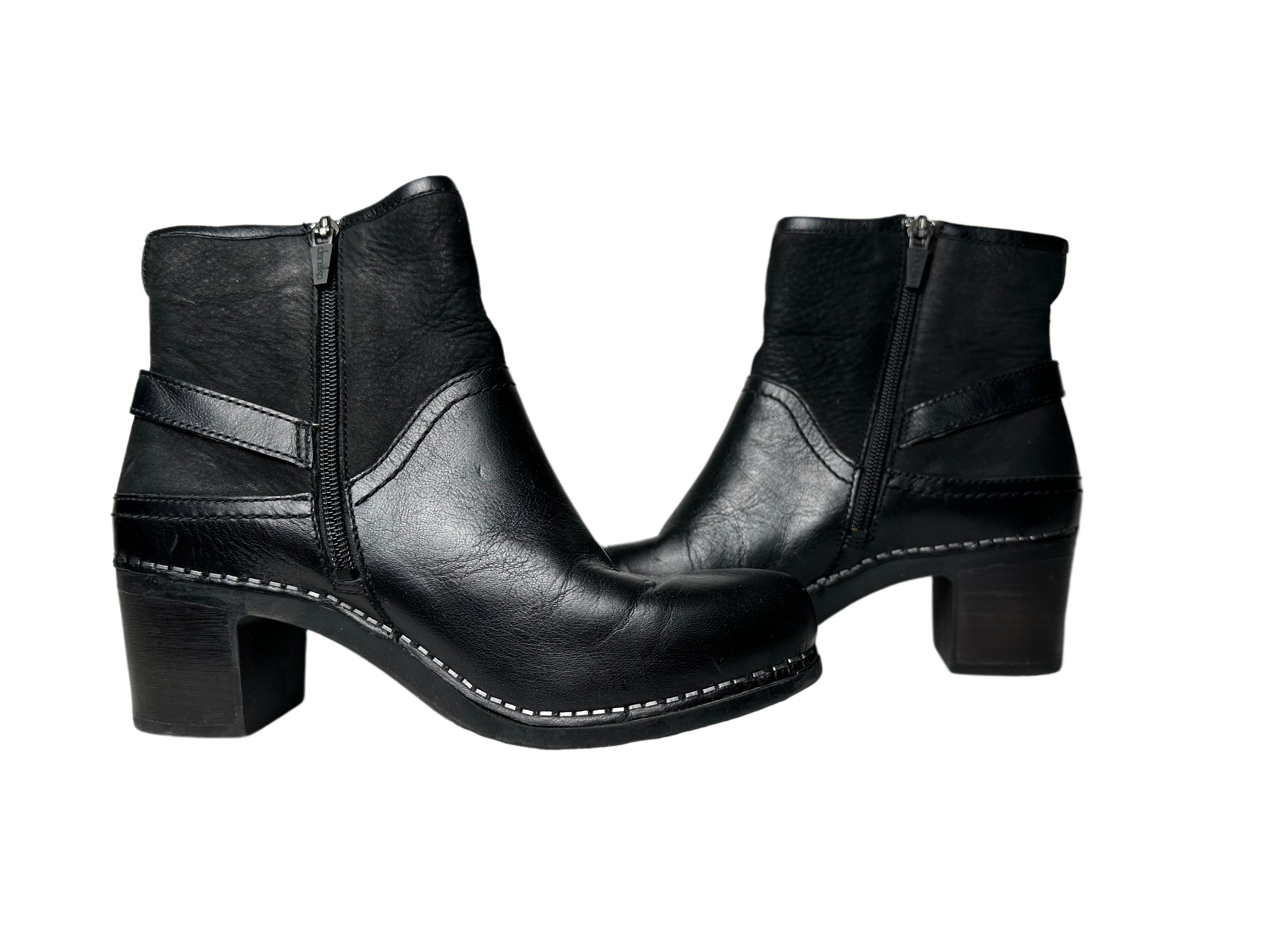 DanskoThese Dansko ankle boots are a classic addition to any wardrobe. Crafted with premium leather, these boots feature a buckle detail, a chunky heel, and a convenient sShoesDansko Black Leather Ankle Boots with BuckleDansko Black Leather Ankle Boots