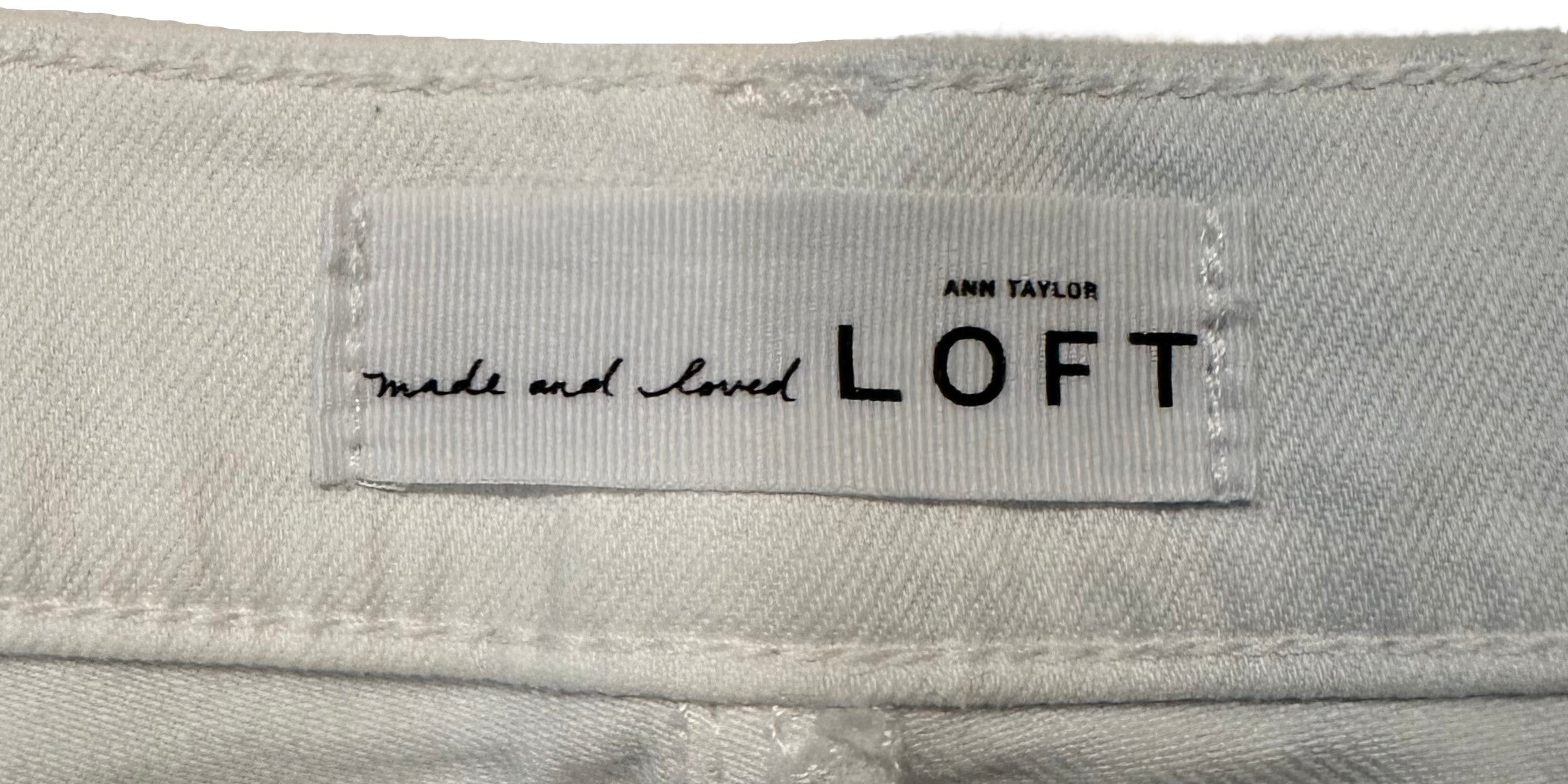 REFRESHED - Ann Taylor Loft Modern Kick Crop 5 Pocket Hand Dyed Denim REFRESHED - Ann Taylor Loft Modern Kick Crop 5 Pocket Hand Dyed Denim Size 8
Get ready to kick it in style with these REFRESHED Ann Taylor Loft Modern Kick Crop deni