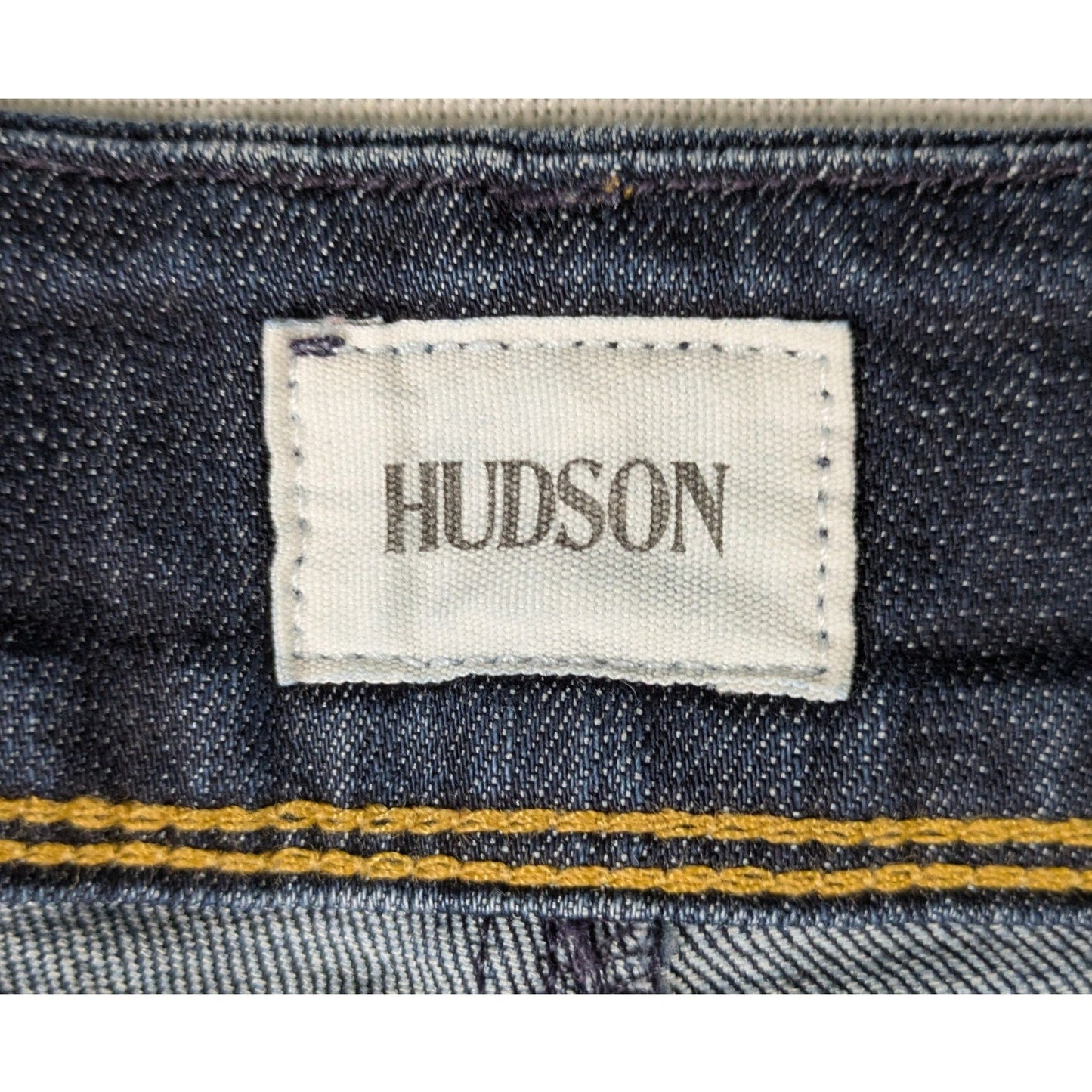 Hudson Jeans Collin Flap Skinny Crop Dark Size 31 Add a touch of edgy style to your wardrobe with these Hudson Collin Flap Pocket Skinny Crop Jeans! These jeans are 