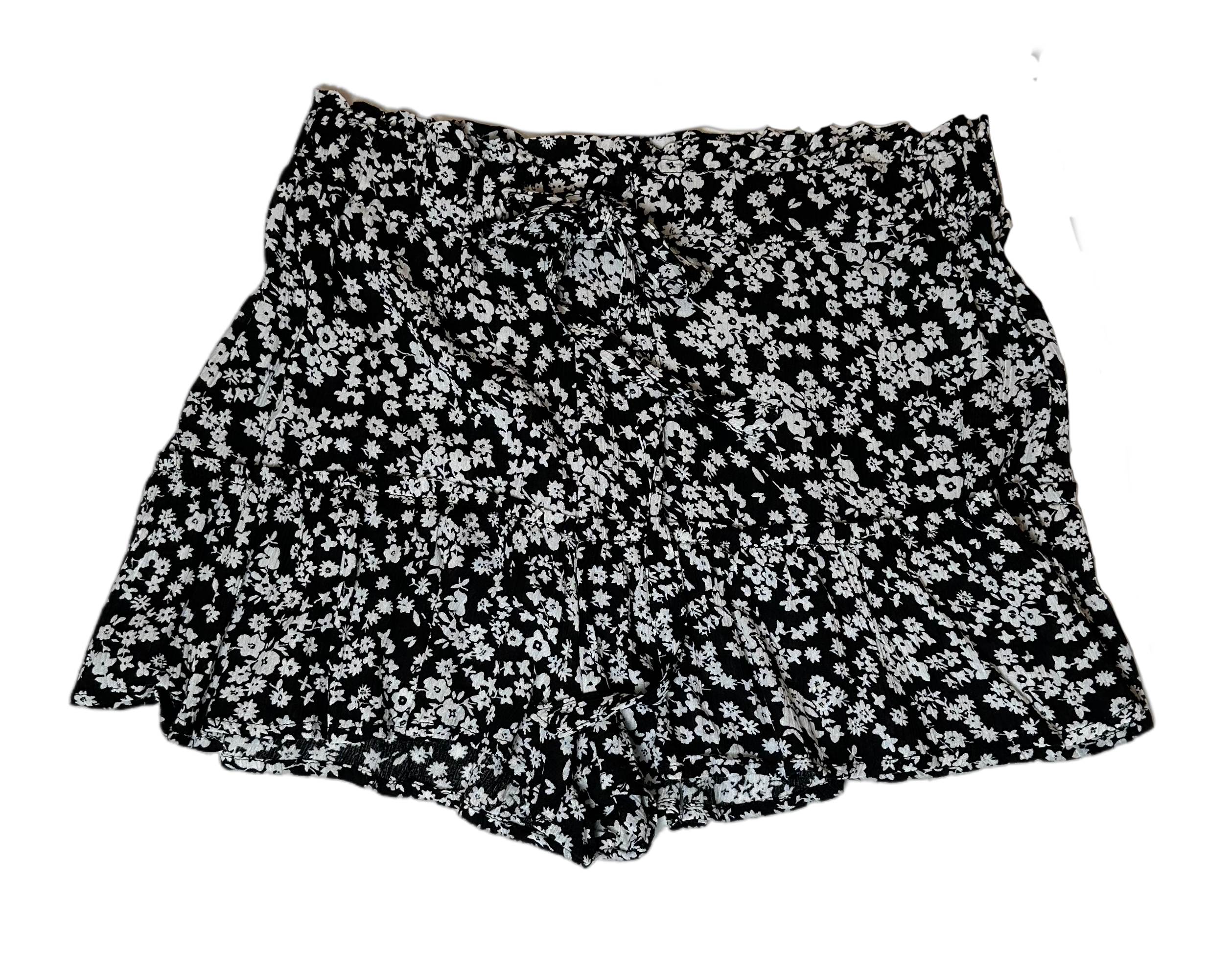 No BoundariesLook effortlessly stylish in these No Boundaries black &amp; white print shorts! Featuring a unique and eye-catching black and white floral print that'll turn heads,ShortsNo Boundaries Black & White Print Ruffle Hem Tie Waist ShortsBoundaries Black & White Print Ruffle Hem Tie Waist Shorts