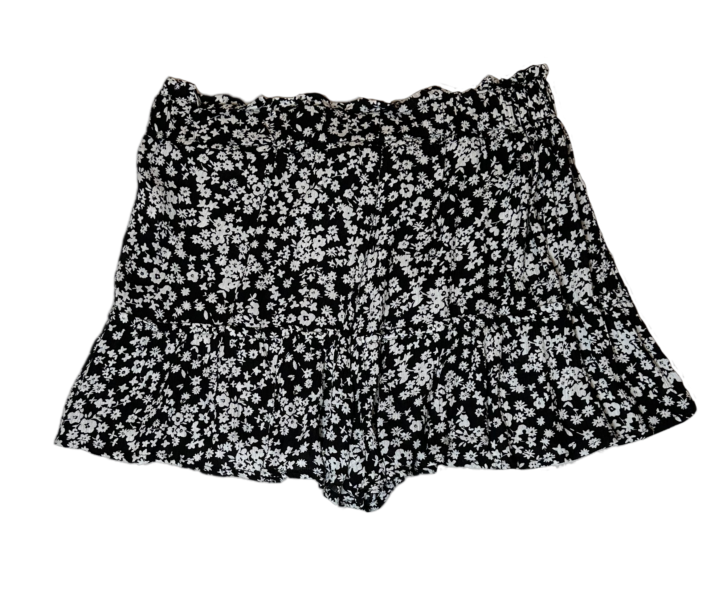 No BoundariesLook effortlessly stylish in these No Boundaries black &amp; white print shorts! Featuring a unique and eye-catching black and white floral print that'll turn heads,ShortsNo Boundaries Black & White Print Ruffle Hem Tie Waist ShortsBoundaries Black & White Print Ruffle Hem Tie Waist Shorts