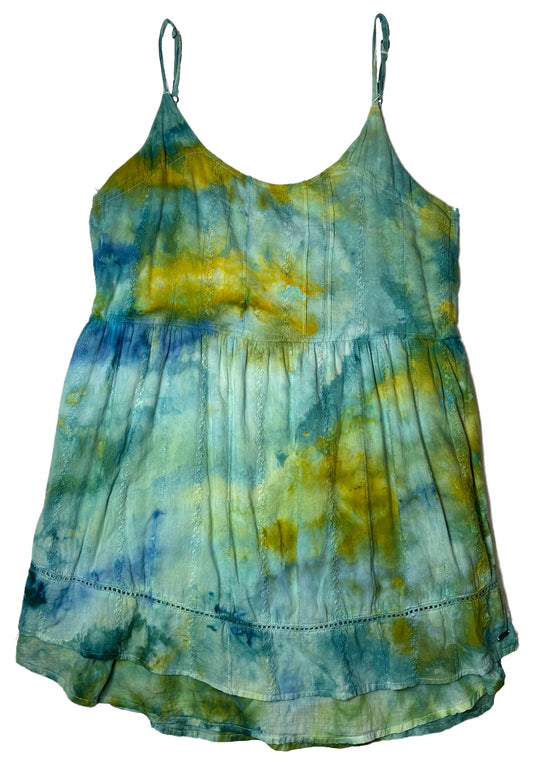 REFRESHED - Roxy Hand Dyed Spaghetti Strap Tank Top Multi Color CottonRoxy Hand Dyed Spaghetti Strap Tank Top Multi Color Cotton Size M
Add a pop of color to your wardrobe with our REFRESHED Roxy tank top! With delicate back buttons an