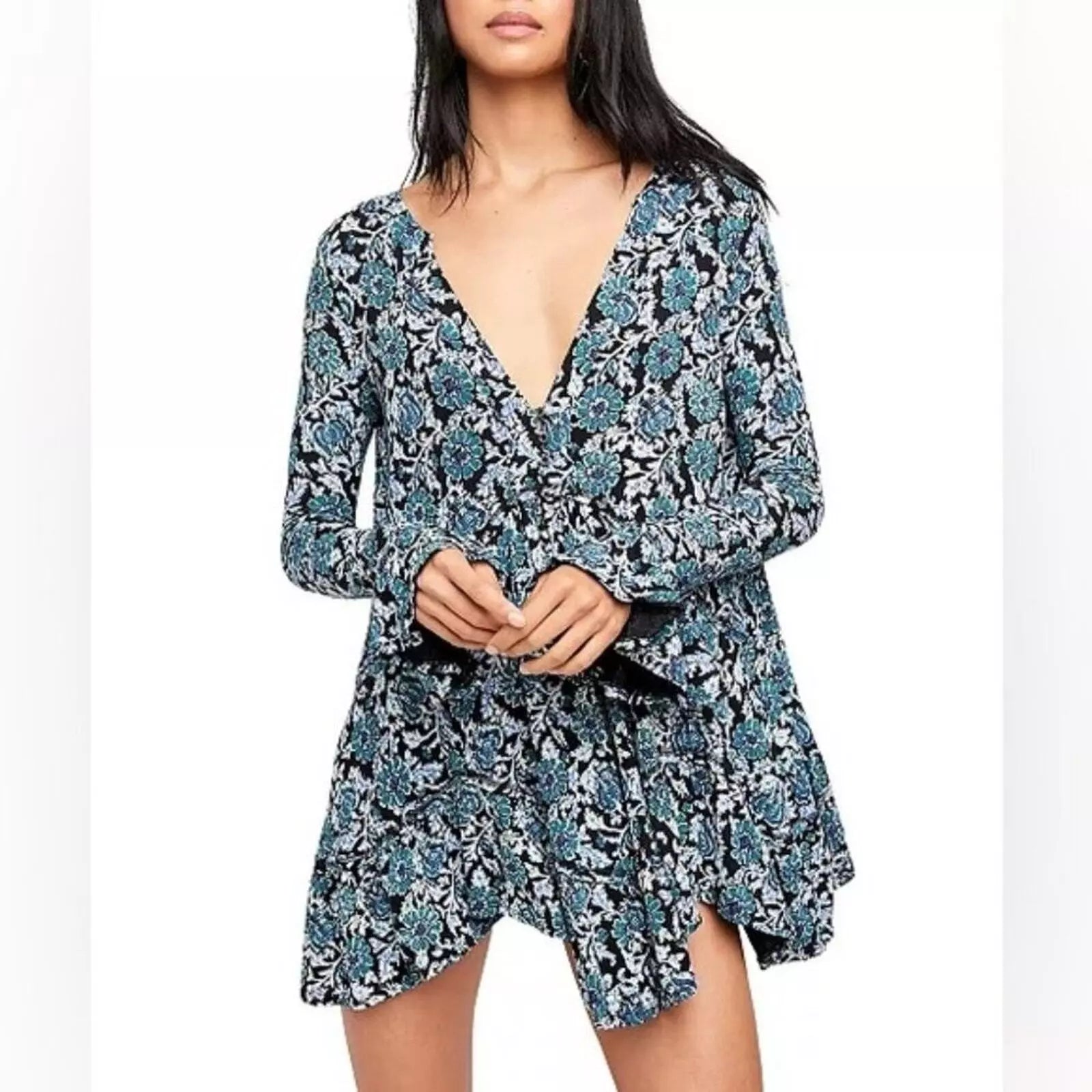 Free People Olivia Print Long Sleeved Tunic Size Small Get ready to rock your style with this Free People Olivia Long Sleeved Tunic! Featuring a unique Deep Sea Comb