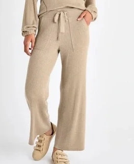 Splendid Georgie Cashblend Rib Cropped  Wide-Leg Sweater Pants Size L Get ready to experience sweater dressing in a whole new light. The Georgie Cashblend Rib Croppe