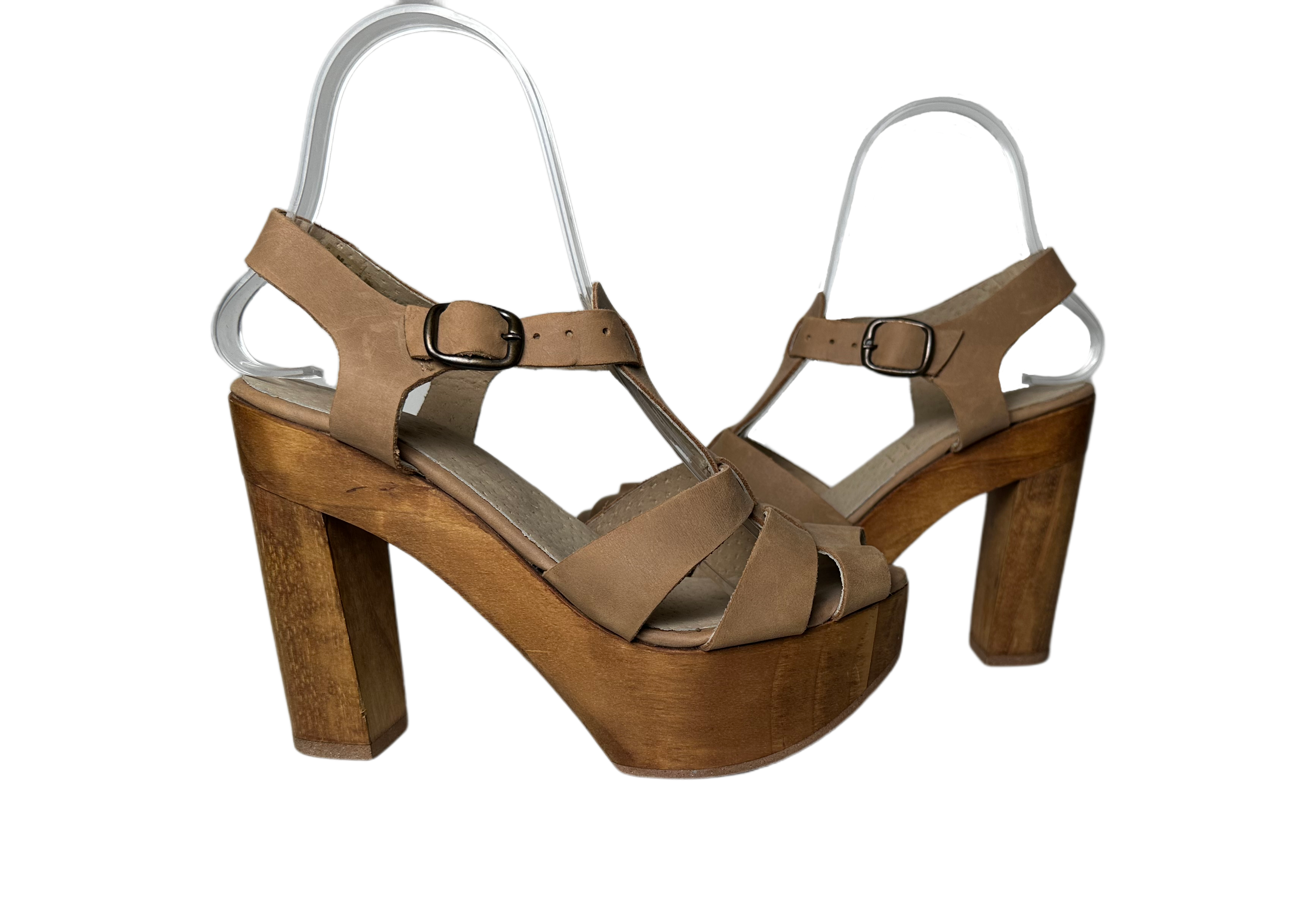 Five Worlds by Cordani Tan Leather Sandals with Wood Platform Heels are the perfect combination of luxurious style and modern comfort. Crafted with premium leather strapsShoesFive Worlds by Cordani Tan Leather Sandals with Wood Platform Heel - ECordani Tan Leather Sandals